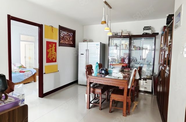 香江西江北国际135平三室二厅二卫送地下车库证过五年无大税