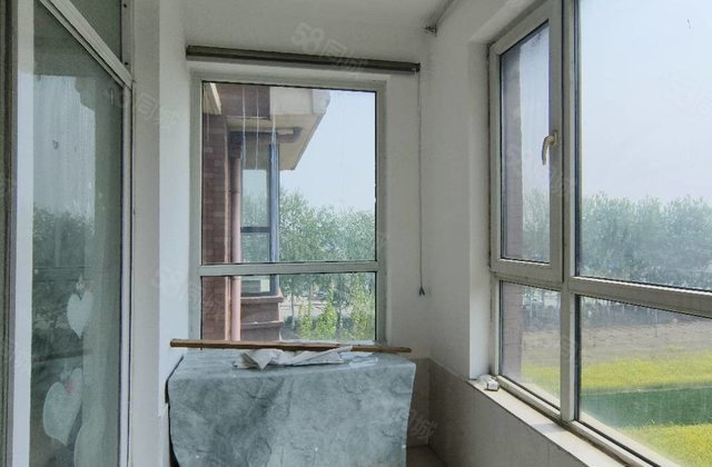 房东急售，送车位和储藏室，好楼层边户，三室两厅，免大税，