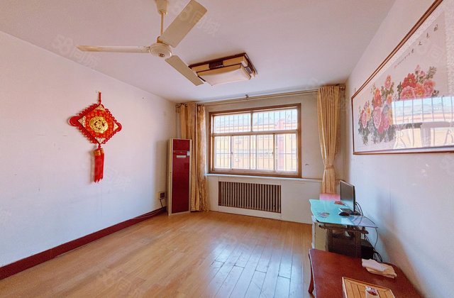 阳光实验附近，三里铺小区 交通便捷 出行方便，配套设施齐全。