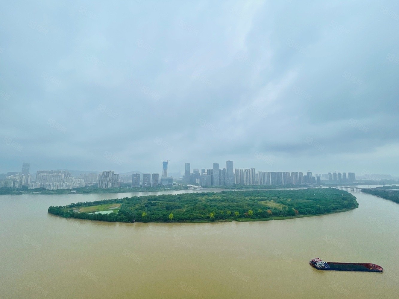 龙光水悦云天4室2厅3卫166.87㎡南北260万