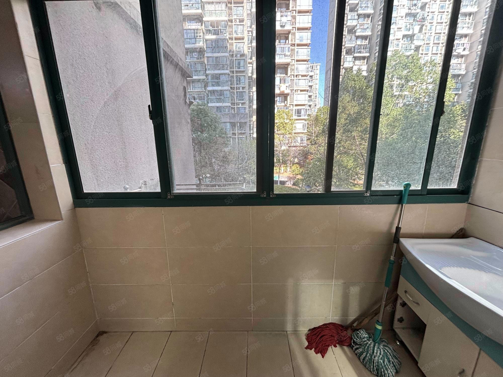 天骥俊园3室2厅2卫135.39㎡南北99万