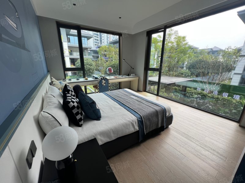 湖边上万景峰汇下叠别墅带私家大花园中庭不临路采光好