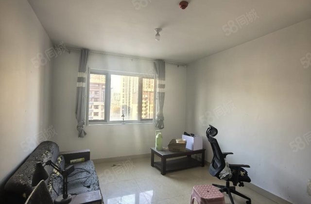 松桂大街先锋社区，好楼层，免大税，一口价，有车位