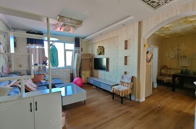 一诺水城龙园3楼和2楼，万达广场北邻98平三室，带车位70万