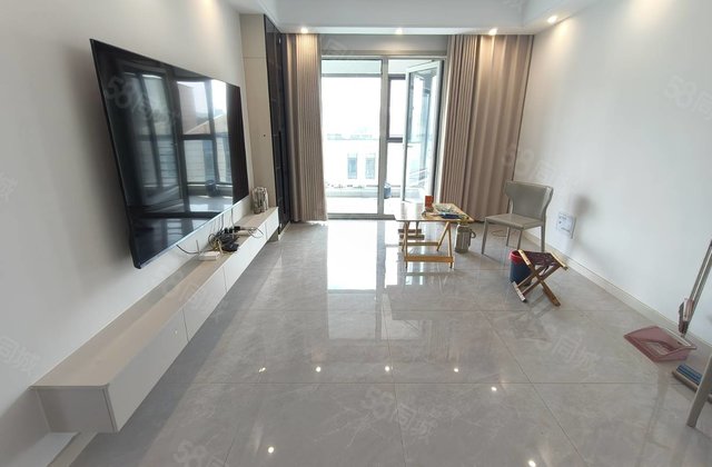 水城印象房东急售电梯真洋房。三室两厅两卫，带车位，带储藏室