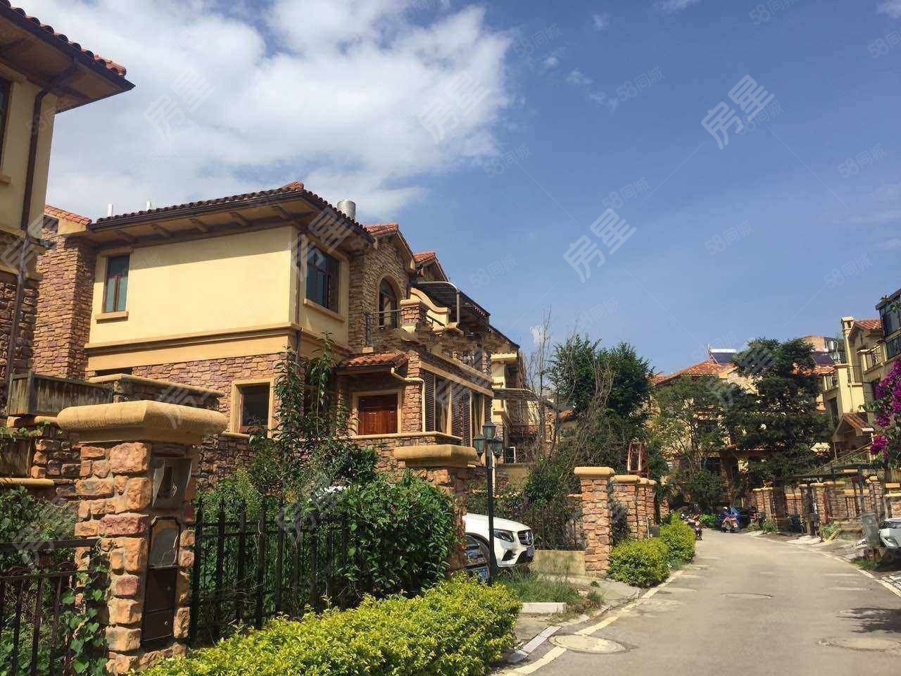 滇池卫城滟澜湾4室2厅3卫160㎡南北370万