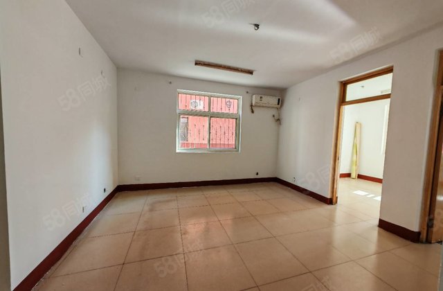 七中东临，三室，一楼，地暖房，停车方便，随时看房