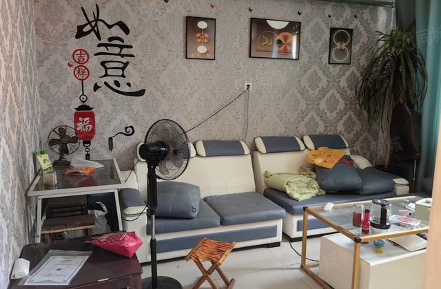 站前街与火车站附近，精装修两室，看房子方便有钥匙。诚心出售。