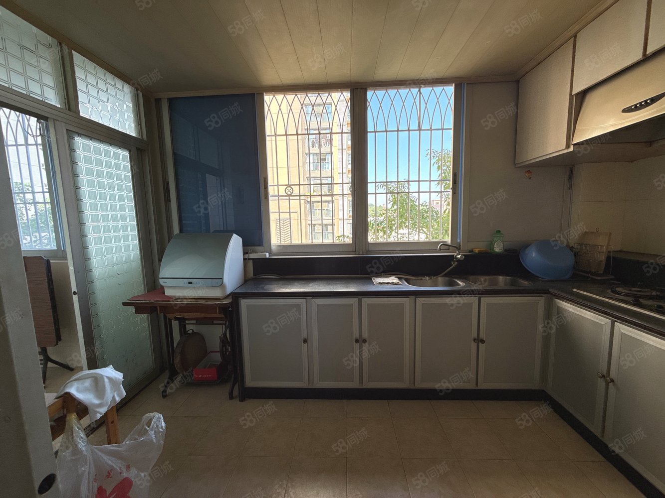 西荣路小区3室2厅2卫148㎡南北75万