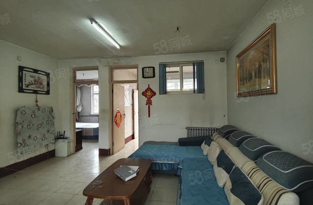 公园大润发附近，三室送储急售，随时看房