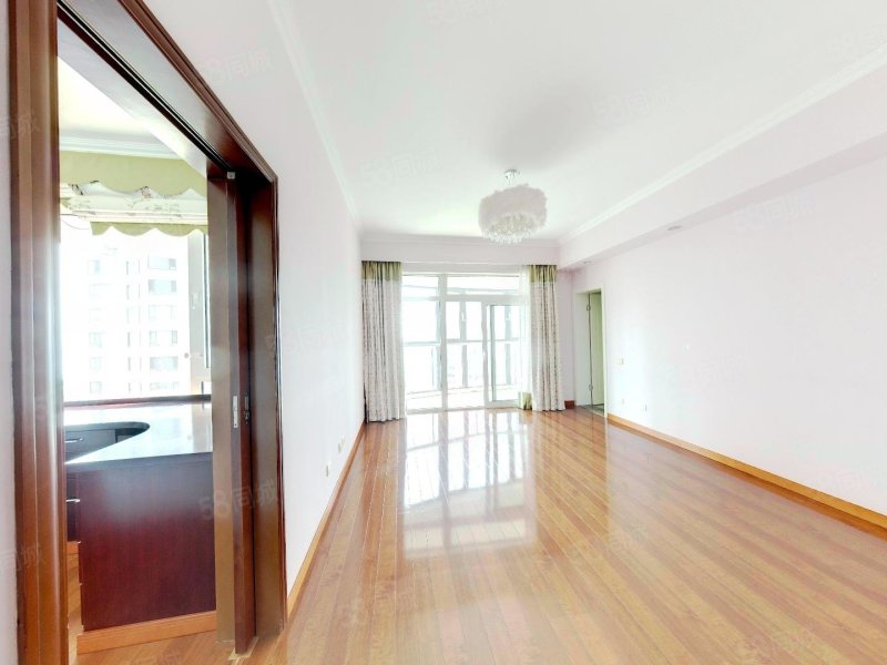 海信燕岛国际公寓3室2厅3卫203.12㎡东南950万
