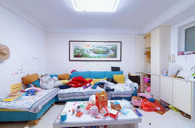 三院附近电梯好楼层可隔三室，诚心出售看房子方便，价格还可谈。