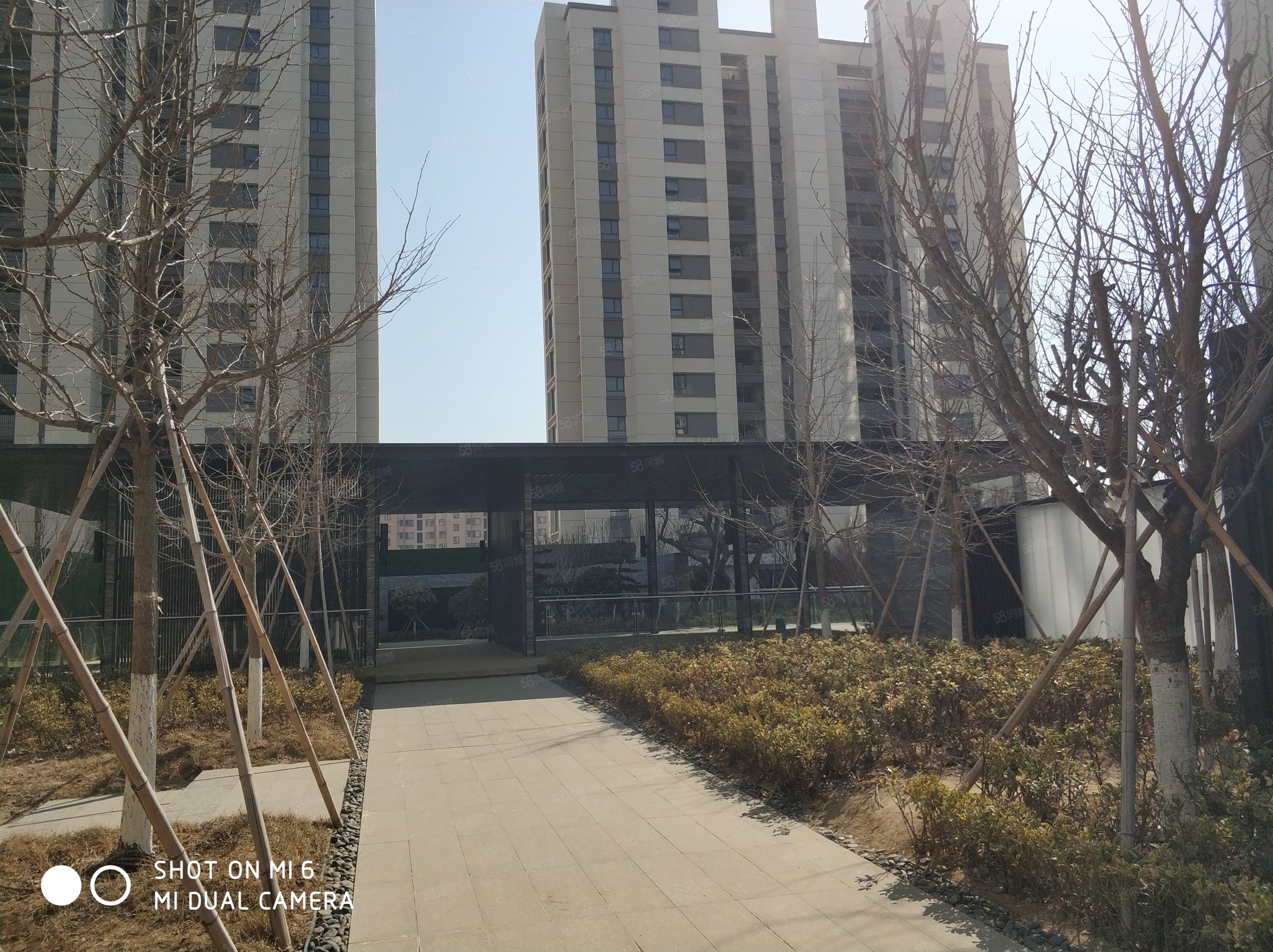 石岛凤凰湖锦绣华府小区75平米精装修