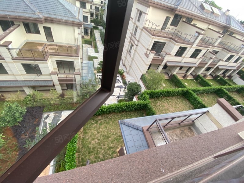 山海居4室2厅4卫259㎡南北139.9万