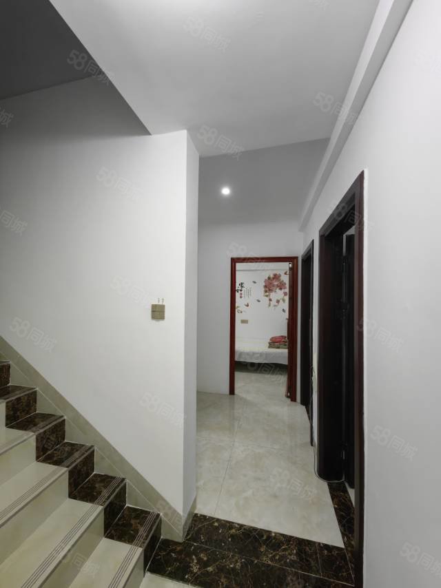 南洋广场4室2厅2卫180㎡南北99万