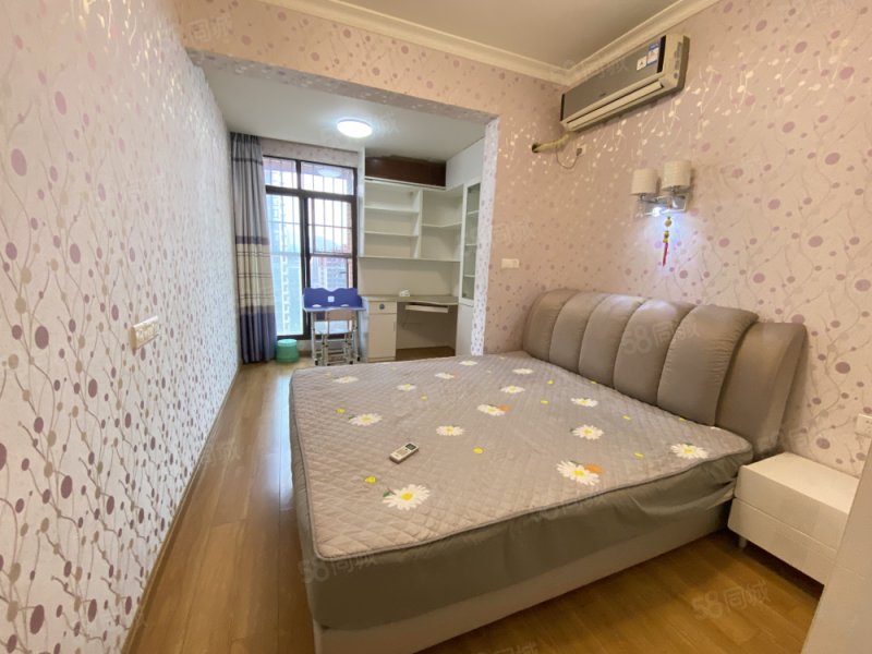 天立学府华庭带车位三房双卫,精装修,中间楼层,旁边就是公园