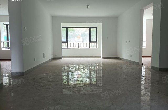 市中心一楼带院 三叶草户型 带车位 新房未住过 看房方便