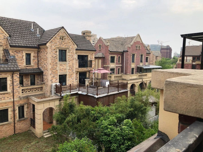 绿地城 北岛联排别墅 证满无税 155平 157万