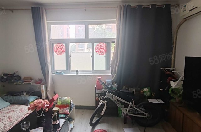 万达附近低楼层，周围环境优带车位储藏室，诚心出售，随时看房。