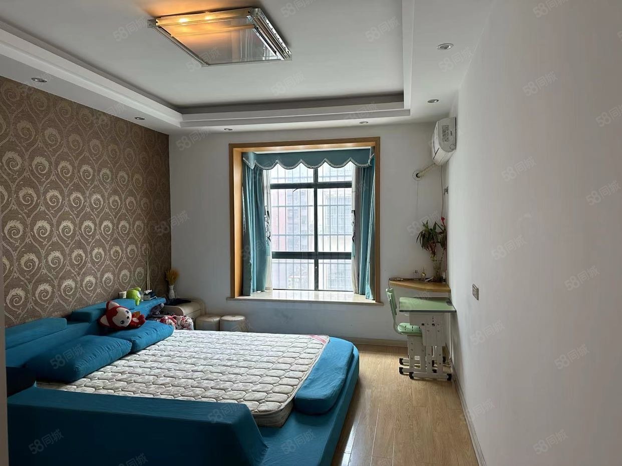 中央华府小区3室2厅2卫138㎡南北75万