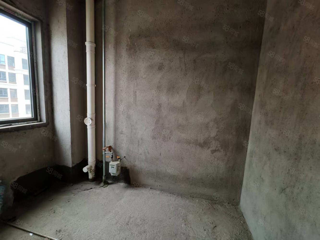 高安润达国际城4室2厅2卫127㎡南北88万