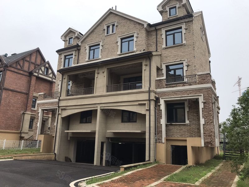 武汉绿地城一线临河双拼别墅 仅卖305万 带240平花园 急