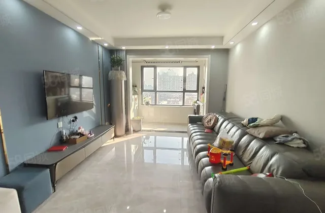 次新小区全明户型，精装婚房大客厅朝阳，带车储免大税，莲湖新城