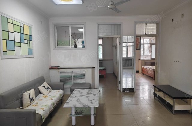 万达汽车站附近，三楼正规三室，