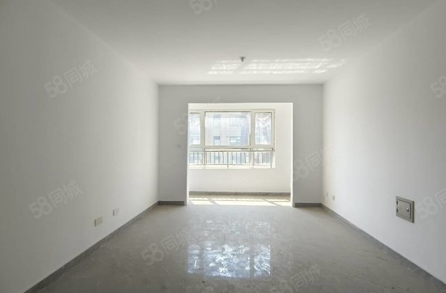 金水湾新房未住，电梯房中间好楼层，三室两厅两卫，送储藏室