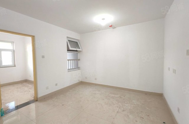 房东急售！紧临   小三室 花园路 南北通透户型 送储藏室！