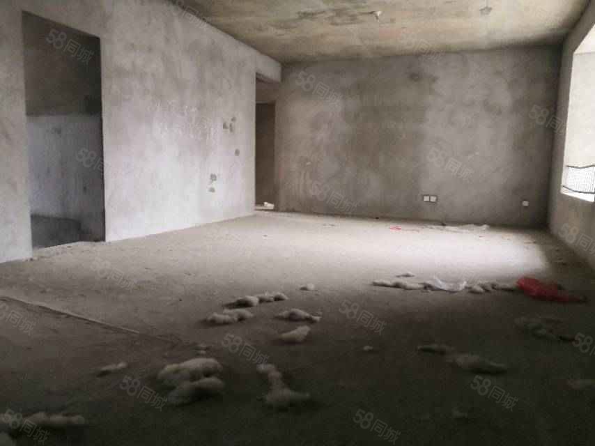 巨人印象小区3室2厅2卫127㎡南56万