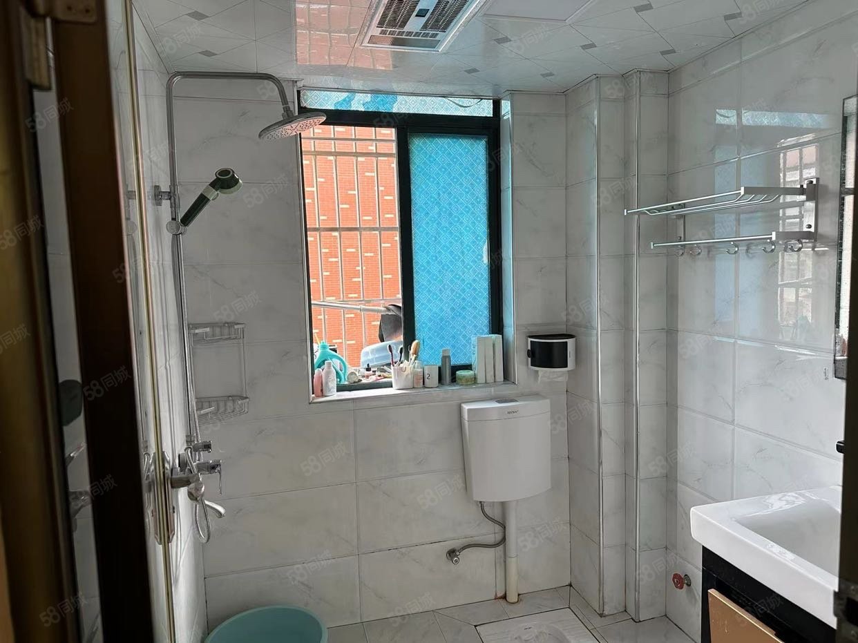 中央华府小区3室2厅2卫138㎡南北75万