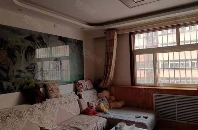 七中对面，单价5000多，三室两厅停车方便带储藏室