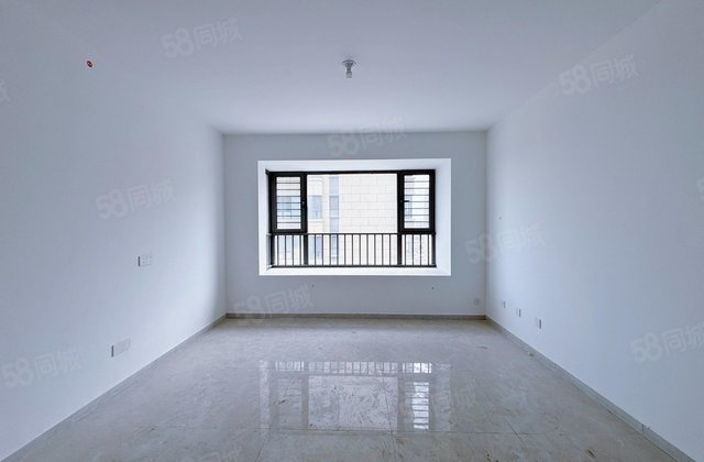 理想城新房未住 三室户型方正 带车位带储藏室 中间楼层