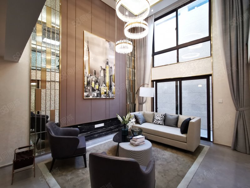 排屋低价急售丨豪华装修丨送家具家电丨满二丨可随时看房,万城雅园