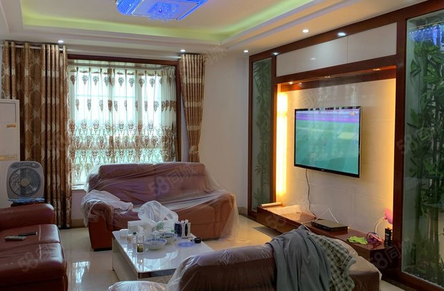 润景美邻苑6室2厅4卫,实际300平,精装修,车库可停2辆车6室2厅4卫177.