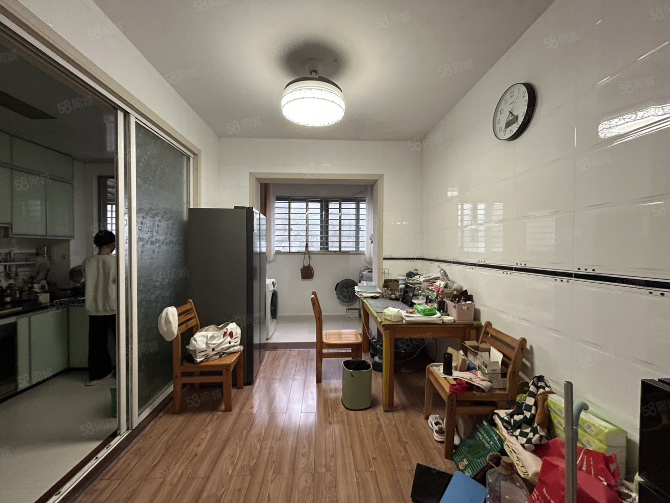 骏景华庭4室2厅2卫142㎡南北89万