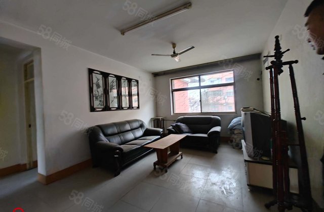 万达北邻，一楼，三室，小区停车方便送储藏室免大税