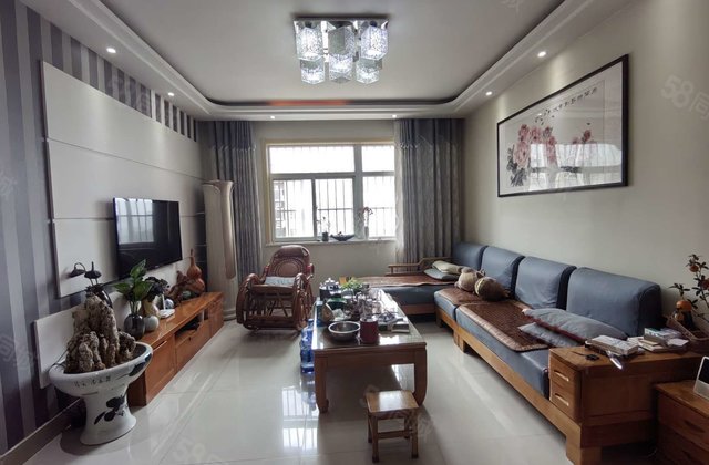 文轩本部，德馨园，精装修三室两厅一卫，户型方正，南北通透，