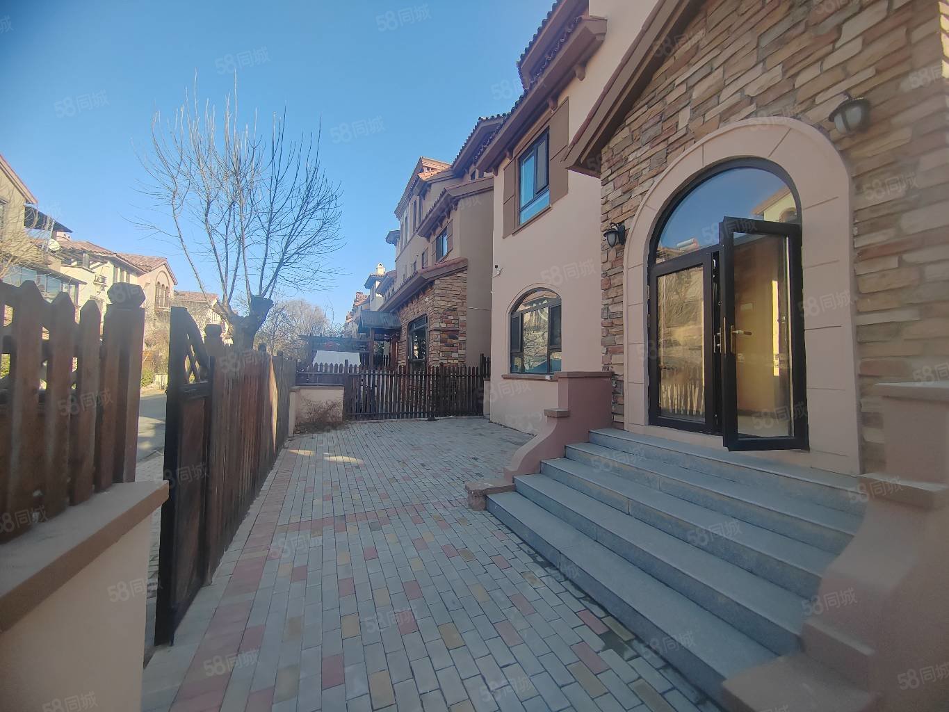 永定河孔雀城四期(荣园别墅)4室2厅3卫240.34㎡南北360万