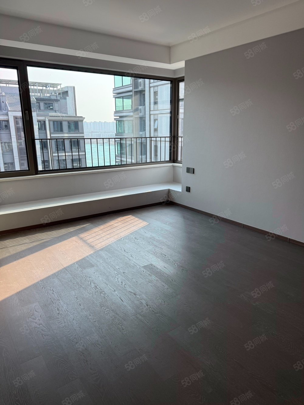 招商璀璨時代4室2廳2衛(wèi)140㎡南北599萬