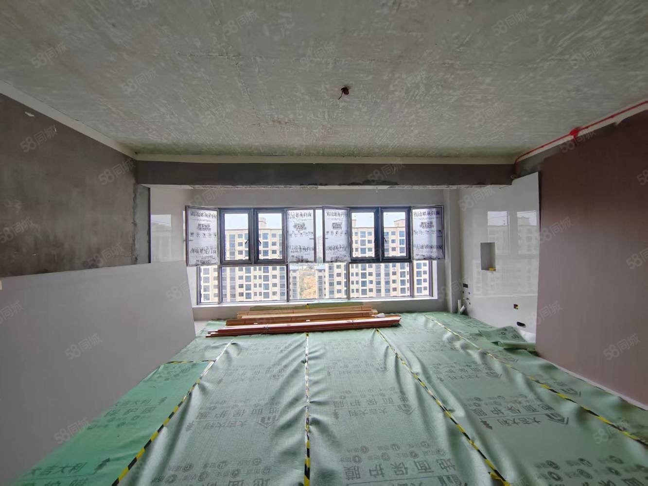 高安润达国际城3室2厅2卫115㎡南北75万