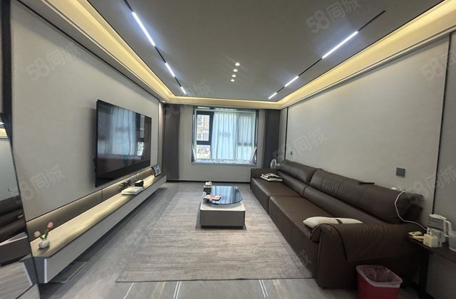 急售，盛世嘉苑金水湾孝心一楼精装修南北通透随时可以看房