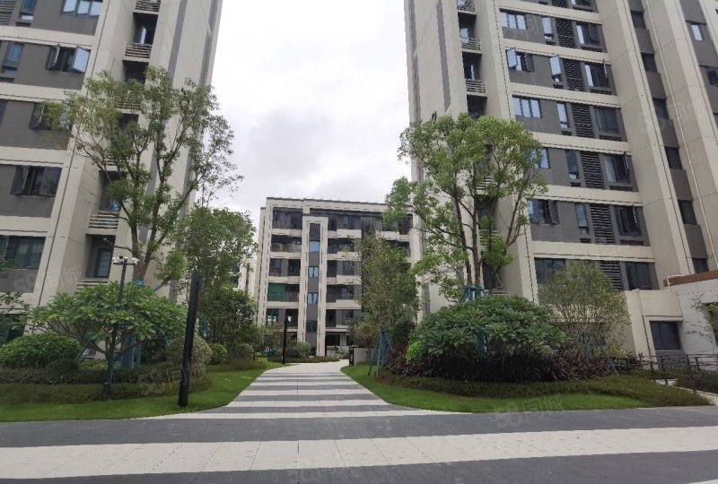 国贸凤凰原4室2厅3卫126.87㎡南350万