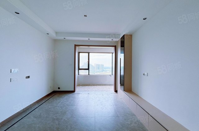 新一中外国语民生凤凰城附近湖语上院三室两厅电梯房送车位