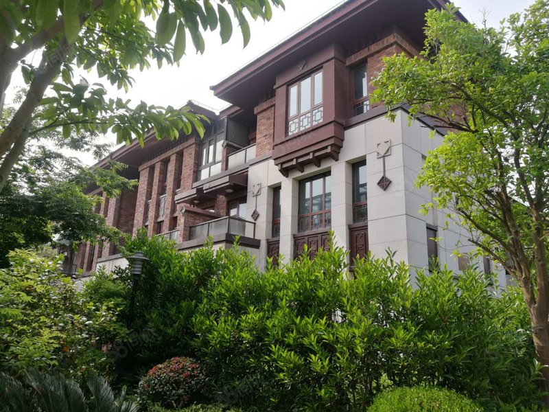 朱家角 鸿玺郡 联排边套 大花园100平 带地下室 随时看房