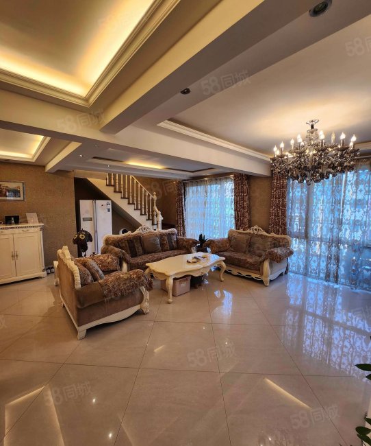 凯威观湖壹号(公寓住宅)4室3厅3卫216㎡南北300万