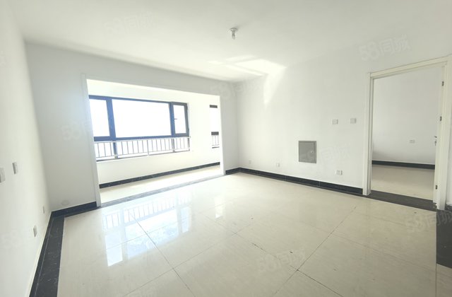 公园大润发附近中央帝景145平四室二厅二卫带车位和储好楼层