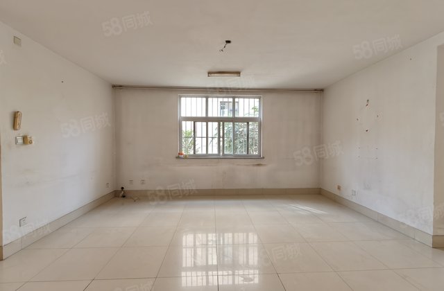 湖边房源，新东方名人苑二期多层二楼，免费停车，看房方便。