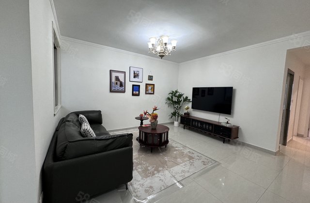 湖边急售湖畔佳苑，两卫三室朝阳，育红实验，带车位储藏室